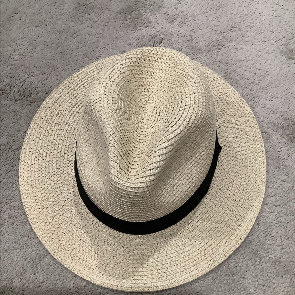 Cute hat, never worn.